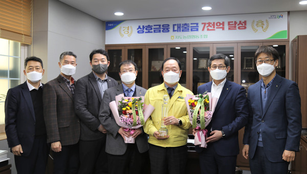 농협 관계자들이 '지도농협 상호금융 대출금 7천억원 달성'을 축하하고 있다. 사진 왼쪽부터> 오영석 농협 고양시지부장, 박한기 지도농협 기획상무, 이영종 지도농협 신용상무, 한상권 지도농협 상임이사, 장순복 지도농협 조합장, 김길수 농협 경기지역본부장, 현서동 농협 고양시지부 농정지원단장.