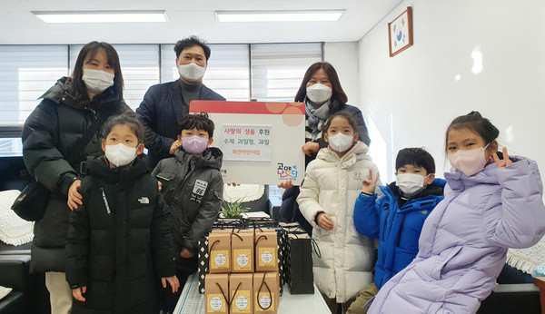  화전 어린이집 원생과 교사들이 지역 독거어르신들을 위해 간식을 전달했다. 