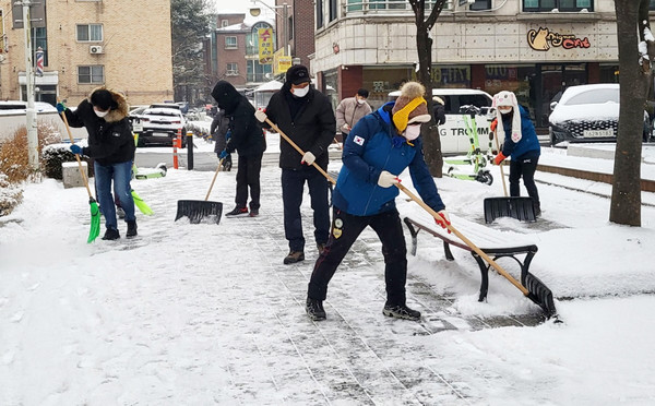 정발산동 주민자치회와 직능단체, 행정복지센터 직원 등이 제설작업을 진행하고 있다.