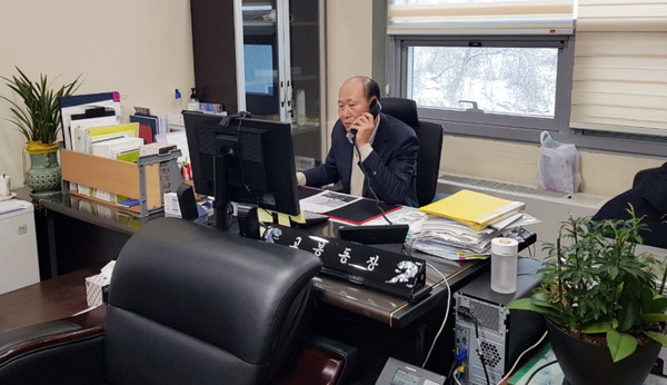 김성구 고봉동 지역사회보장협의체 공공위원장이 ‘취약계층 독거노인에게 안부전화를 하고 있다.