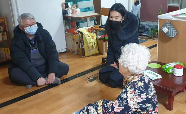  대화동 맞춤형복지팀이 기초생활수급자와 차상위계층 독거노인에게 안부를 확인하고 있다.