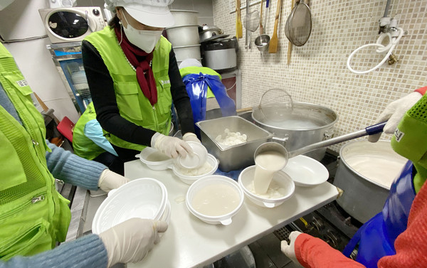 떡국을 담고 있는 주엽걷기둘레길 동호회원들.