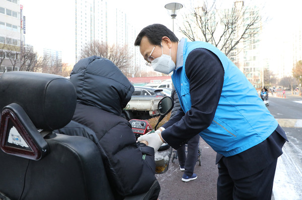 유완식 고양축협 조합장이 취약계층 어르신들을 격려하며 건강하게 지내시라고 인사하고 있다.