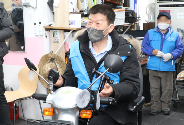 윤창준 사)장애인권익지원협회 고양시지부 회장이 참여한 모든 분에게 인사를 하고 있다.