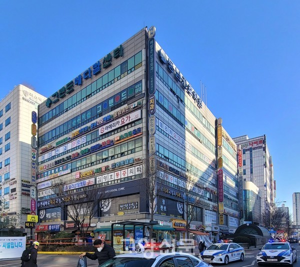▲ 지난달 31일 지반침하와 건물 기둥 파손으로 사용이 제한된 일산동구 마두동에 위치한 상가건물.