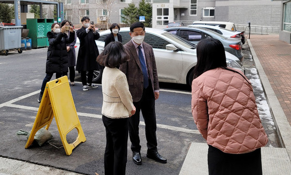  다양한 의견수렴을 하며 대화를 나누고 있는 이재준 시장과 원흥종합사회복지관 직원과 이용객..