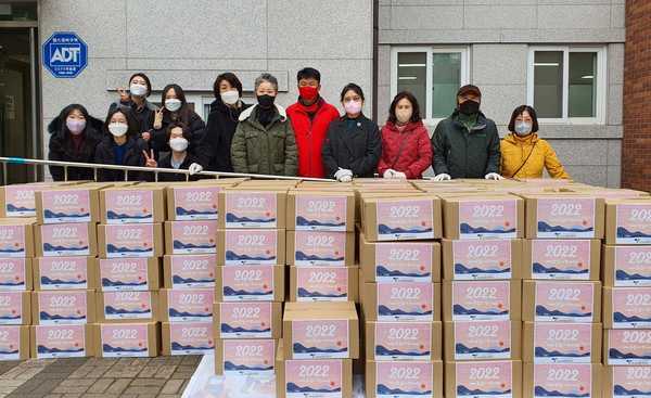 떡국 떡과 사골곰탕, 만두 등 식료품 선물과 어린이들이 만든 연하장을 지역 내 저소득 어르신가정에 전달한 문촌9종합사회복지관과 고양시립아름어린이집과 덕이아이키즈어린이집, 선아유치원.