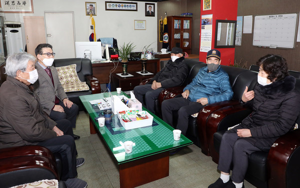 대한민국월남전참전자회 고양시지회 회원들과 미망인이 서로에게 덕담을 나누며 새해인사를 전했다.