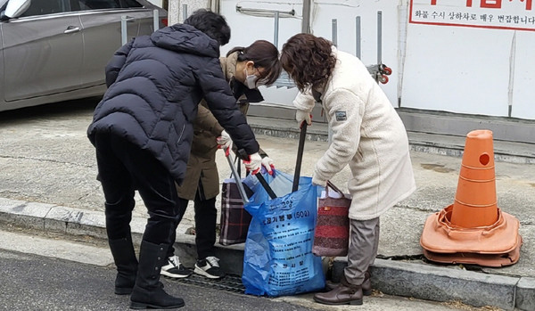 대화동 통장들이 지역 내 단독주택단지 인근 주요 보행로에 무단 투기된 쓰레기를 수거하고 있다. 