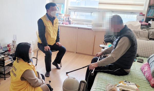 장항2동이 홀몸 어르신 가정을 방문해 후원품을 전달하며, 어르신들과 이야기를 나누며 안부도 확인했다. 