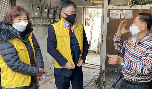 행정복지센터 방문이 어려웠던 노인·장애인 가구에 기초생활수급제도 등에 대해 상담하는 화전동 관계자들..