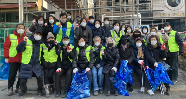 설 연휴를 맞아 ‘마두1동 환경정비의 날’을 펼친 마두1동 관계자들.