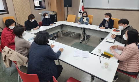 흥도동 행정복지센터·주민자치회가 TF팀을 구성해 상호협력 방안에 대해 논의하고 있다.