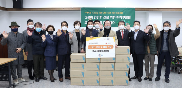   고양시기업‧경제인연합회가 고양시 내 어려운 이웃을 위해 사랑의 성금을 전달했다.