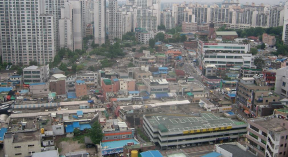 유력 대선 후보들이 가구수 공급확대를 위한 ‘용적률 500% 상향’으로 대표되는 재건축‧재개발 규제완화책을 내놓고 있지만 현실가능성을 따지지 않은 공약이라는 지적이 제기되고 있다.  사진은 도시재생 뉴딜사업이 진행중인 일산동 지역.  