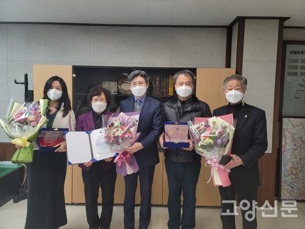 (사진 오른쪽부터)이흥윤 회장, 박상대 위원, 이승욱 소장, 이순이 위원, 이선영 위원