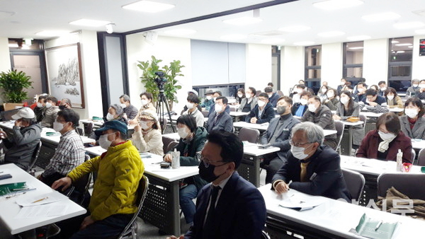 고양시민녹색건축교실에서 강의를 경청하고 있는 수강생들.