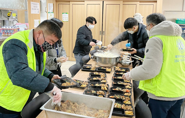 사랑나눔 상자에 담겨진 음식은 어려운 이웃들에게 전달됐다..