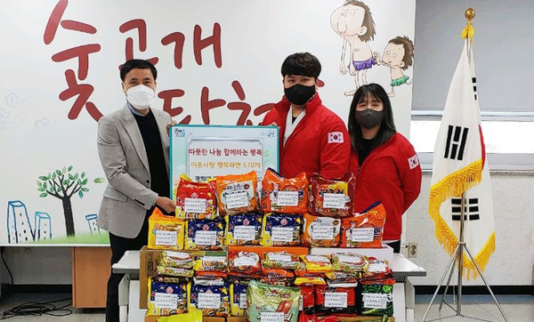 경희대다원태권도장 원생들이 모은 라면은 지역의 어려운 이웃들에게 전달된다.