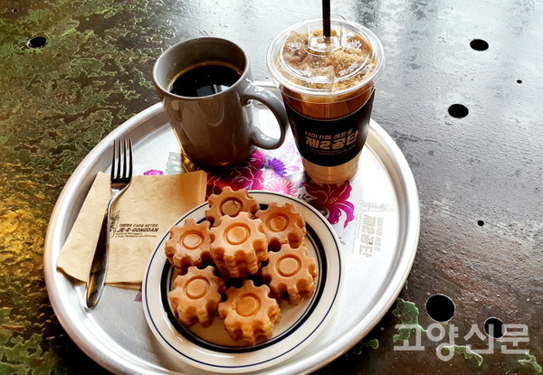 시그니처 메뉴인 공단빵과 커피, 빠다 코코넛 라떼