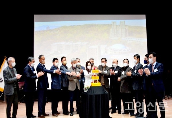 우금숙 9대 회장의 취임을 축하하는 케이크 커팅에 참석자들이 함께했다.