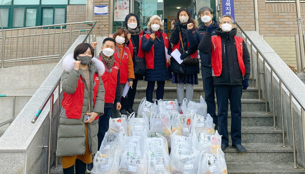행신2동 지역사회보장협의체가 지역 내 소외계층 가구를 방문해 정성껏 준비한 식료품 꾸러미를 전달했다.