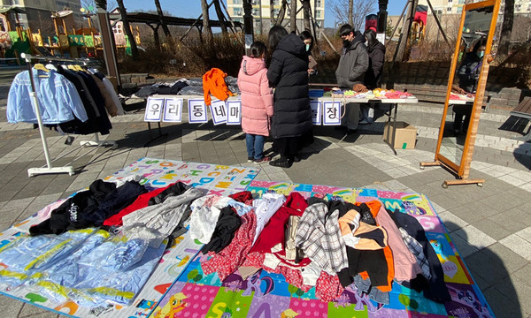 원흥종합사회복지관이 바자회를 열고 이날 수익금을 지역의 취약계층에 전달한다.