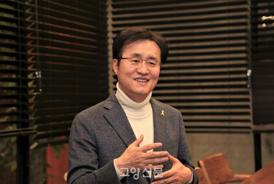 ▲ 22일 고양시 한양문고에서 진행된 최창의 전 경기도율곡교육연수원장과의 인터뷰.