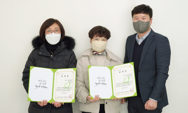 (사진제공-굿네이버스 경기2본부) 굿네이버스 경기2본부가 숲속에어린이집, 푸른숲어린이집과 유아교육전문위원 위촉식과 업무 협약을 진행했다. 굿네이버스 유아교육전문위원인 음미경 원장(왼쪽)과 윤혜수 원장(가운데) 김영배 경기2본부장(오른쪽).