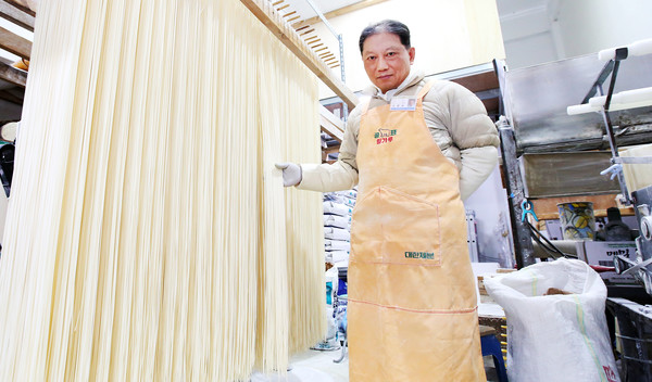 국수의 건조 상태를 보며 국수가 완성되는 과정을 이야기 했다.