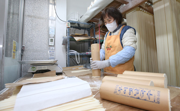 부여국수의 든든한 지킴이 김대표의 부인 김미연 씨. 손님들이 "사장님 국수 왜 이렇게 쫄깃해요? 정말 맛있어서 또 왔어요"라고 말할때 많이 뿌듯하다고 했다.