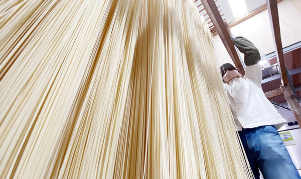 아들 김희건씨도 부여국수의 일을 도우며 가업을 잇고 있다. 국수에 대한 자부심이 크다.
