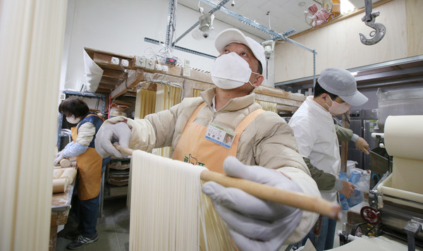 국수를 만들때는 서로가 말이 없다. 일상이 만들어가는 무언의 분위기애는 질서가 명확하다. 