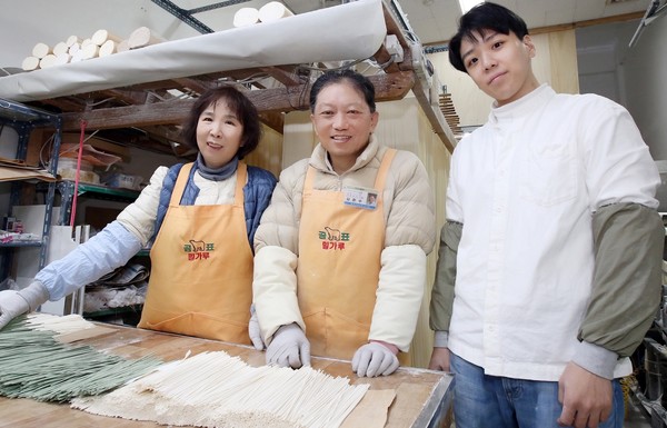 부여국수를 운영하는 세가족이 나란히 자리했다. 묵묵히 자기 분야에서 부여국수를 완성해 가고 있었다. 