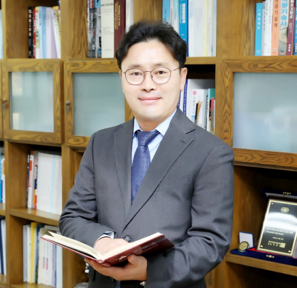  하성용 중부대 평생교육원장은 “장년 계층은 물론이고 갓 대학을 졸업한 사회초년생들도 평생학습을 통해 끊임없이 새로운 지식을 습득하고 능력을 키워나가야 하는 시대가 됐다”며 “중부대를 실질적인 평생학습중심체제로 전환하는 것뿐 아니라 중소벤처기업부, 고양시와 손잡고 청년 창업을 선도할 메이커 스페이스 사업을 선도적으로 진행할 수 있도록 역량을 집중하겠다”고 말했다. 