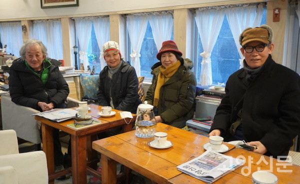 (왼쪽부터) 박종일 번역작가, 정옥환 퇴직교사, 박관순 도예작가, 김언호 한길사 대표. 