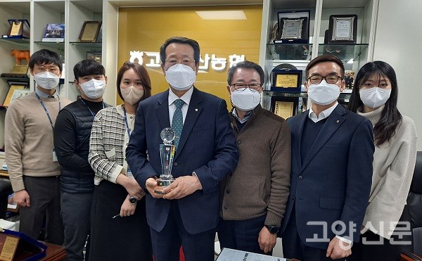 금융자산 2조원 달성을 기념하며 유완식 조합장(가운데)과 임직원이 기념사진을 촬영했다.