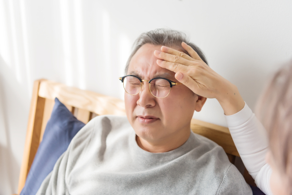 뇌종양이 생기면 뇌압이 높아져 대표적인 증상으로 두통이 나타난다. 