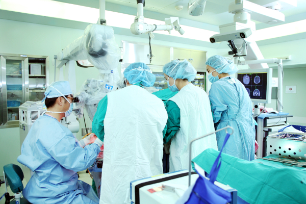 양국희 국민건강보험 일산병원신경외과 교수의 수술 장면. 양 교수는 "뇌종양 치료의 첫째는 수술"이라며 " 정상 조직 손상은 최소화하면서 종양 전체를 잘라내거나 최소한 부분 절제라도 하는 것이 좋고  방사선이나 항암요법도 있지만, 예후 면에서 보면 수술이 가장 탁월하다"고 강조했다.  