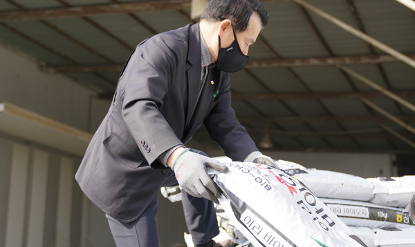 임용식 송포농협 조합장이 토양개량제를 운반하며 농민들과 함께 했다.