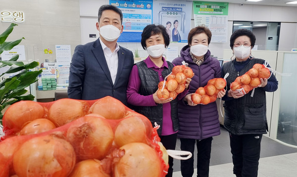 가격하락과 소비 부진으로 어려움을 겪는 양파농가 지원을 위해 농협 고양시지부가 사은행사를 기획했다.