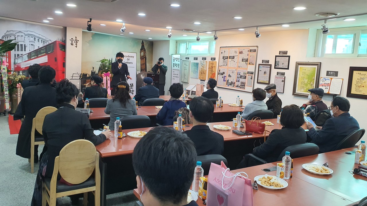 지난 5일 열린 공석진문학관 개관식에서 많은 문인들이 개관을 축하하기 모였다.