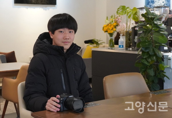 가좌고 1학년이 된 송지빈 군. 청소년 탐조인들과 함께 진행하고 있는 공릉천 하구 조류 모니터링을 통해 하천정비공사가 생태계에 미치는 영향을 기록하고 있다.