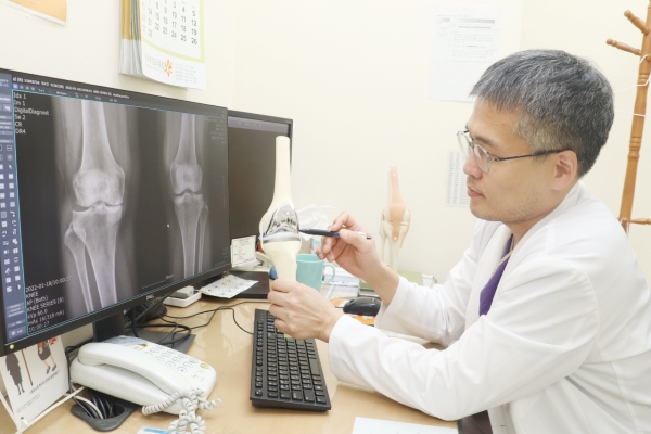염윤석 동국대일산병원 정형외과 교수는 “퇴행성관절염은 조기에 발견하고 제때 치료하면 진행되는 속도를 상당히 늦출 수 있다”며 “인공관절 수술은 가장 마지막에 선택하는 수단으로 보통 65세 이상 연골이 심각하게 손상된 관절 등급 3등급 이상 환자를 주 대상으로 한다”고 말했다.