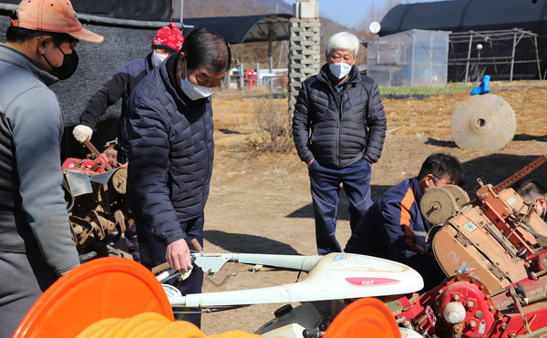 농기계 점검에 함께 한 김한모 신도농협 조합장(가운데)이 조합원들의 의견을 들으며 현장에 함께 했다.