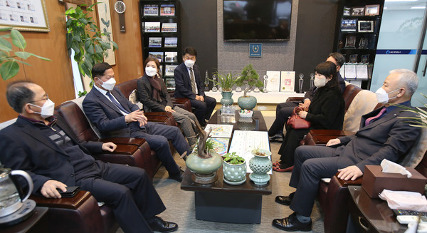 현약식 전 고양시와 고양동부새마을금고 관계자들이 환담을 나누고 있다. 