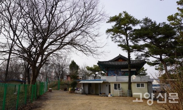 앵봉산 둘레길의 끝자락에서 만나는 구암사.