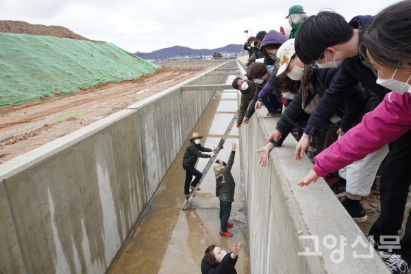 사다리를 타고 조심조심 수로 아래로 내려간 일부 참가자들은 "아찔한 높이에 공포감을 느낀다. 이건 수로가 아니라 마치 방공호 같다"면서 우려를 표했다.