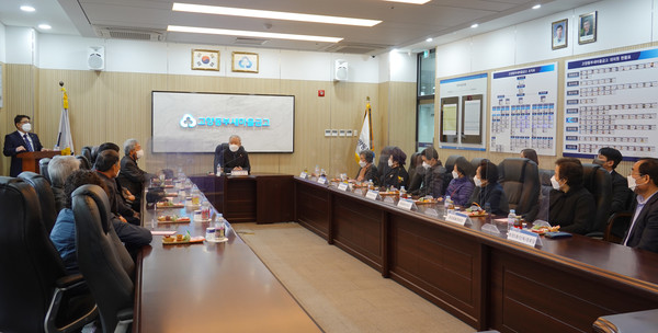 경로당 어르신들이 따듯한 계절을 보낼 수 있도록 연료비를 지원한 고양동부새마을금고와 각 경로당 대표들이 담소를 나누고 있다.