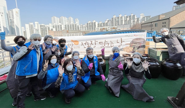 전통장 담그는 날을 진행한 일산1동 주민자치회.